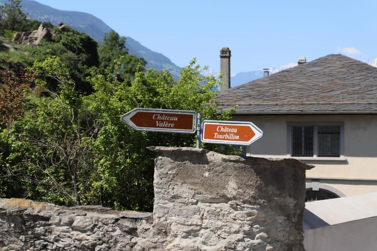 Plein Coeur De La Vieille Ville De Sion Bagian luar foto